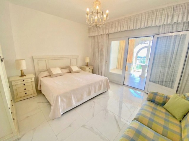 5 Bedrooms Townhouse in Estepona