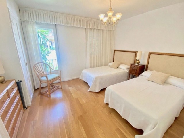 5 Bedrooms Townhouse in Estepona