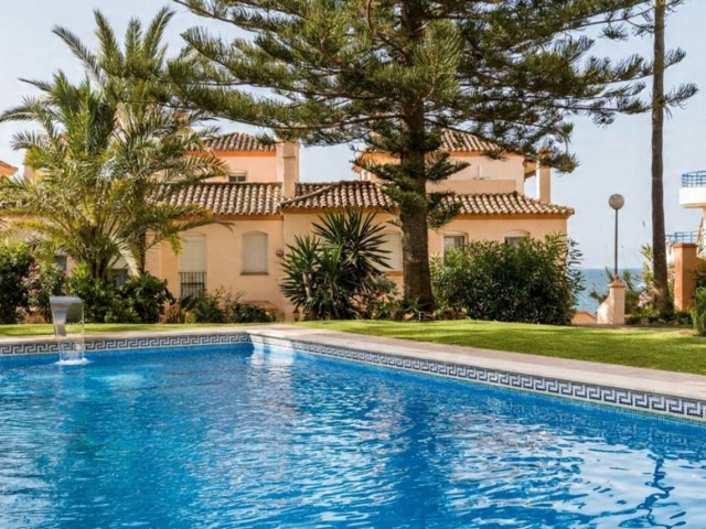 5 Bedrooms Townhouse in Estepona