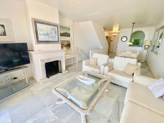 5 Bedrooms Townhouse in Estepona