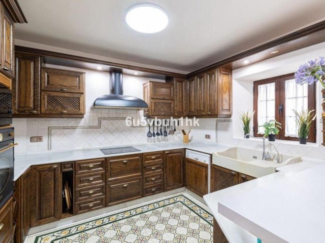 5 Bedrooms Townhouse in Fuengirola