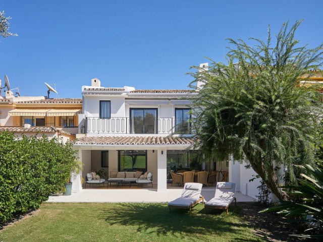 4 Bedrooms Townhouse in Nueva Andalucía