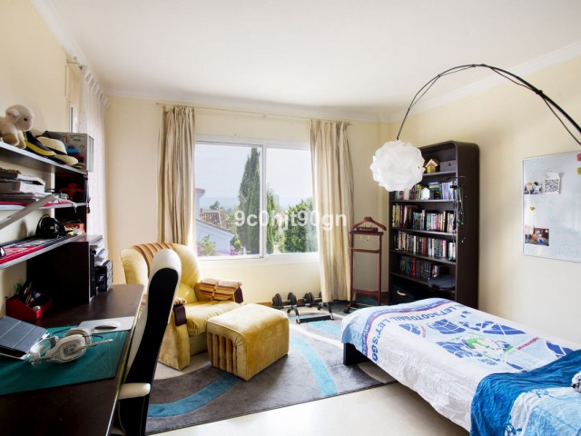 6 Bedrooms Villa in Elviria
