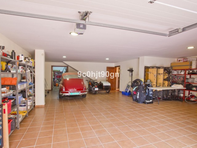 6 Bedrooms Villa in Elviria