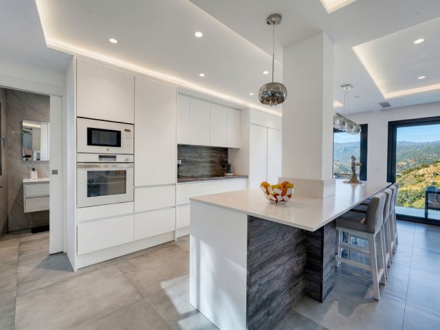 Villa avec 4 Chambres  à Istán