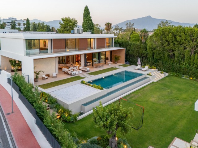 Villa con 6 Dormitorios  en Guadalmina Alta
