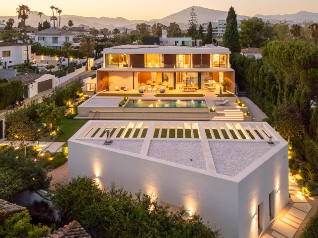 Villa con 6 Dormitorios  en Guadalmina Alta