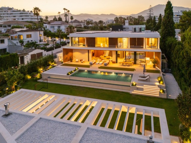Villa con 6 Dormitorios  en Guadalmina Alta