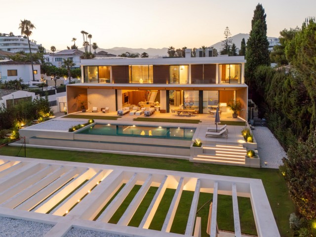 Villa con 6 Dormitorios  en Guadalmina Alta