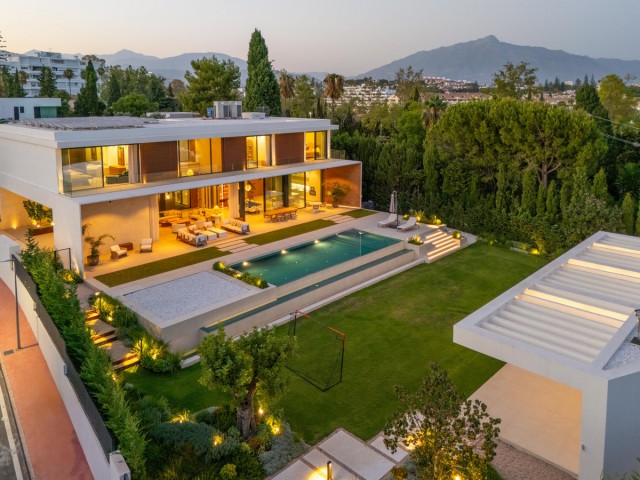 Villa con 6 Dormitorios  en Guadalmina Alta