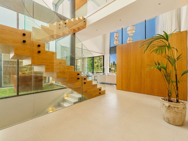 Villa con 6 Dormitorios  en Guadalmina Alta