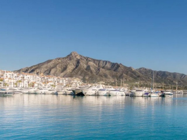 3 Bedrooms Apartment in Puerto Banús
