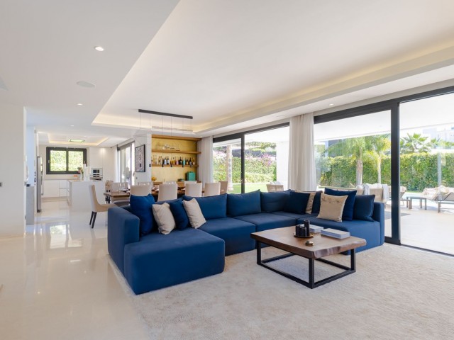 Villa con 6 Dormitorios  en Nueva Andalucía