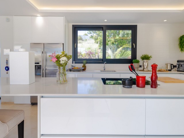 Villa con 6 Dormitorios  en Nueva Andalucía