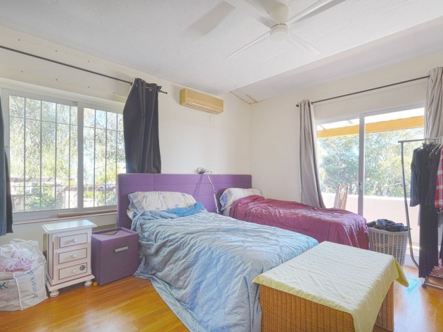 Villa con 6 Dormitorios  en Valle del Sol
