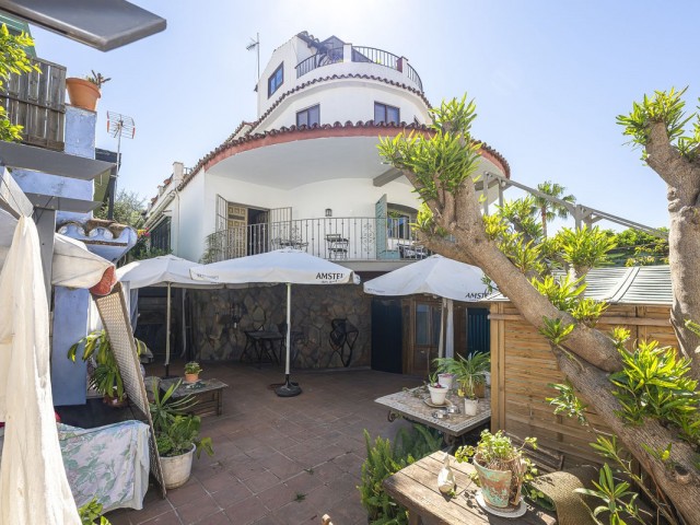 Villa avec 12 Chambres  à Marbella