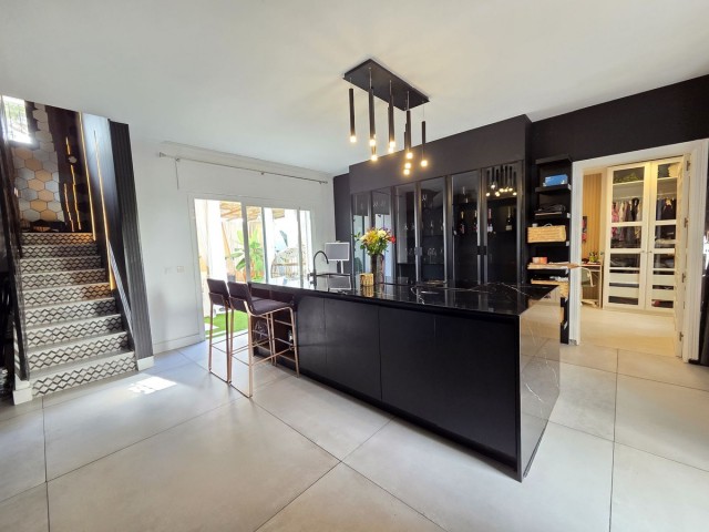 Townhouse, Nueva Andalucia, R5340718