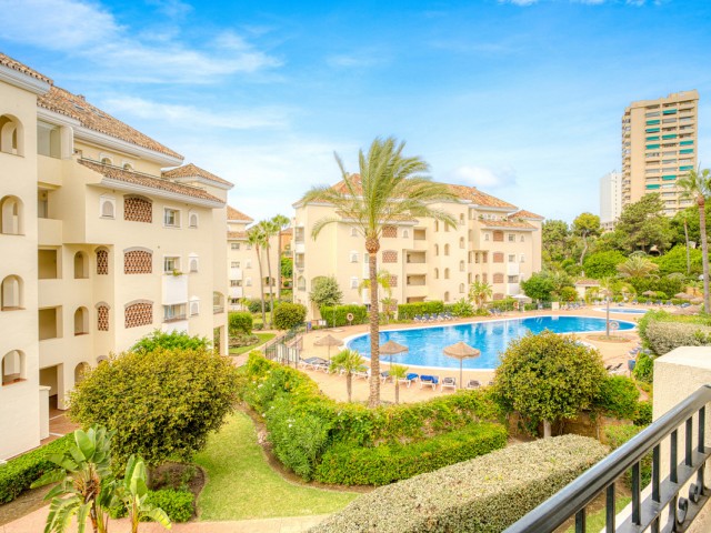 2 Bedrooms Apartment in Elviria