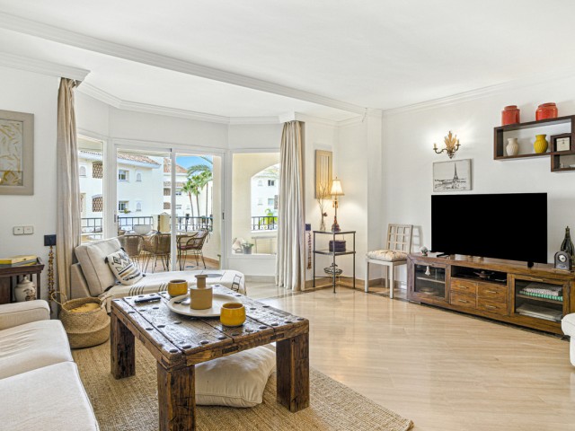 2 Bedrooms Apartment in Elviria