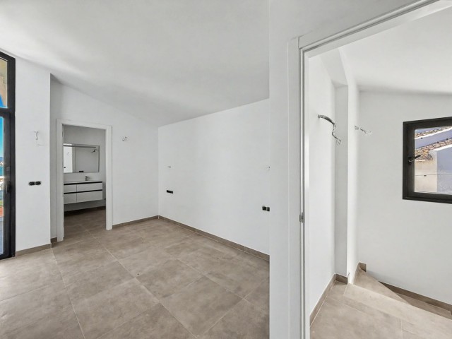 2 Bedrooms Townhouse in Estepona