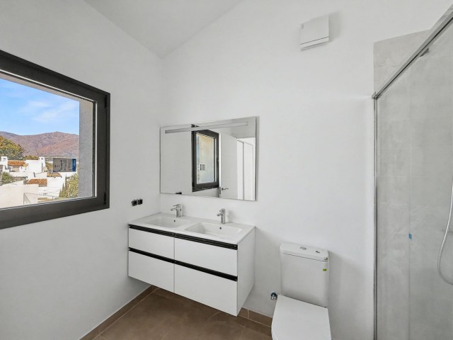 2 Bedrooms Townhouse in Estepona