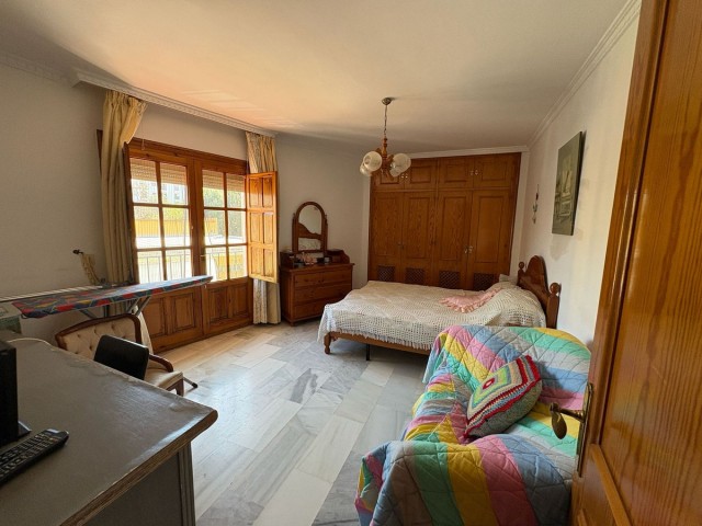 5 Bedrooms Townhouse in Estepona