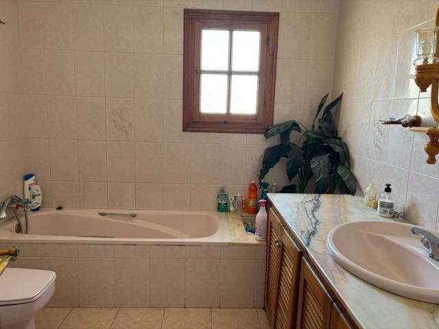 5 Bedrooms Townhouse in Estepona