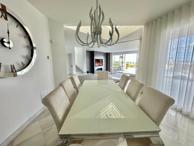 4 Bedrooms Villa in Benahavís