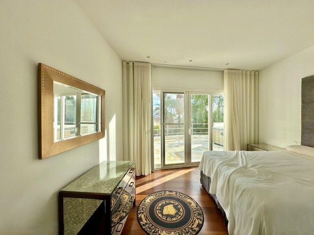 4 Bedrooms Villa in Benahavís