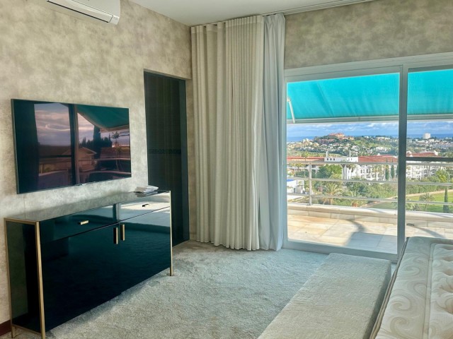 4 Bedrooms Villa in Benahavís