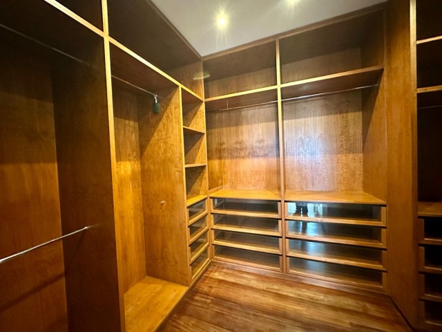 4 Bedrooms Villa in Benahavís