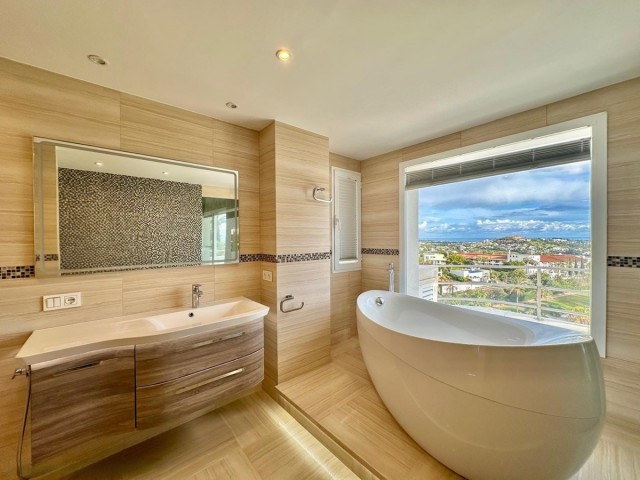 4 Bedrooms Villa in Benahavís