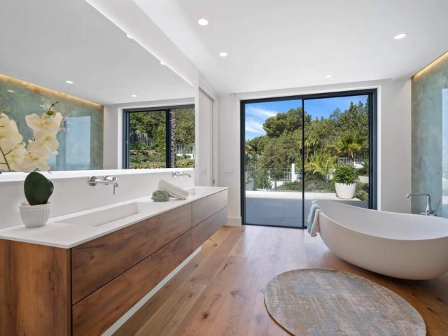 4 Bedrooms Villa in Marbella