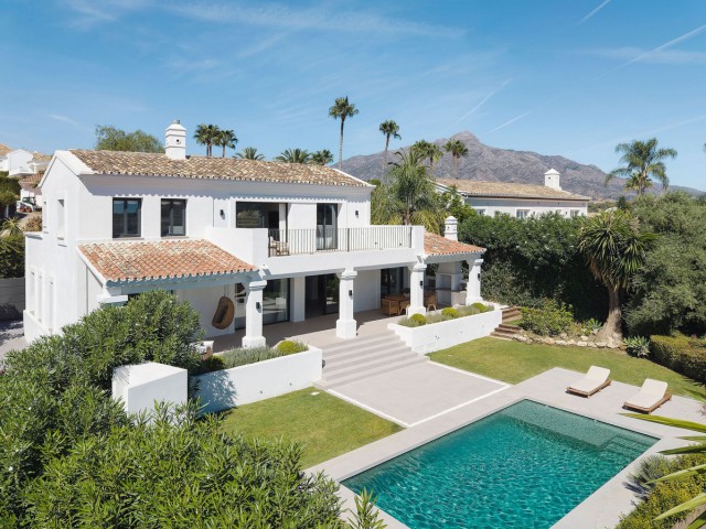 Villa avec 5 Chambres  à Nueva Andalucía