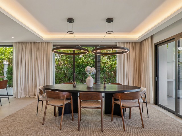 Villa avec 5 Chambres  à Nueva Andalucía