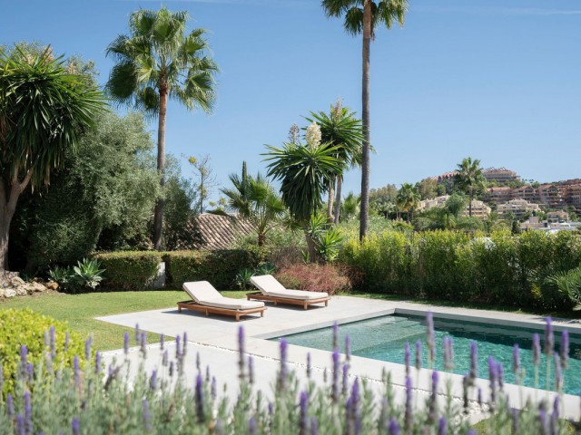 Villa avec 5 Chambres  à Nueva Andalucía