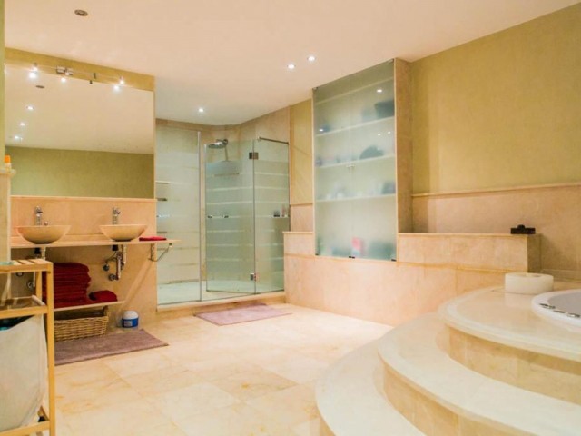 4 Bedrooms Apartment in Benahavís