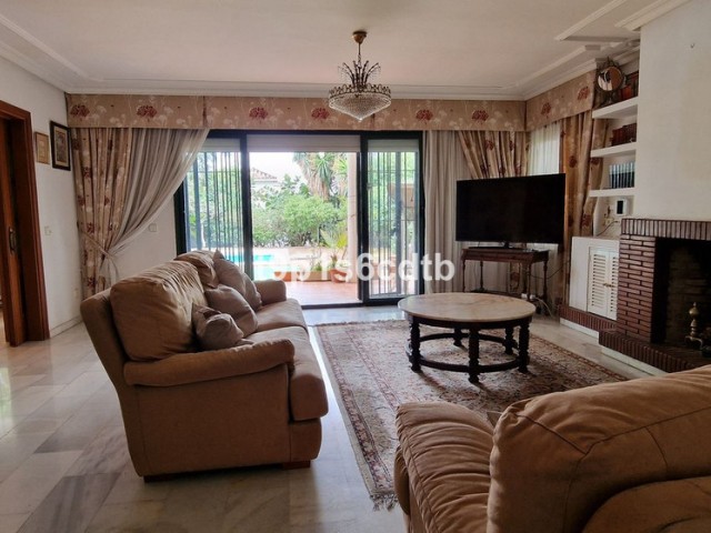 5 Bedrooms Villa in Marbella