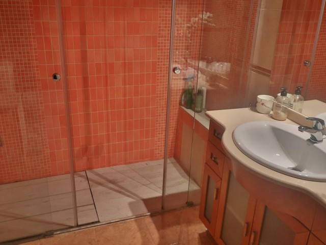 Apartamento con 3 Dormitorios  en Málaga