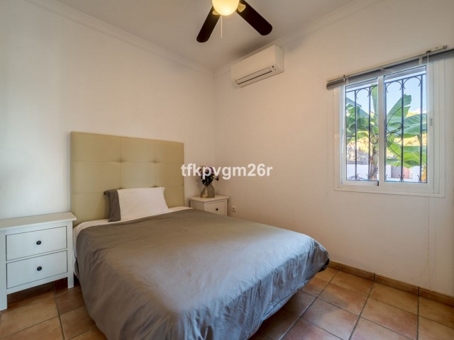 7 Soveroms Villa i Estepona