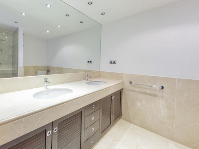 2 Bedrooms Apartment in Puerto Banús