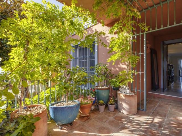 Apartment, Monte Halcones, R5351665