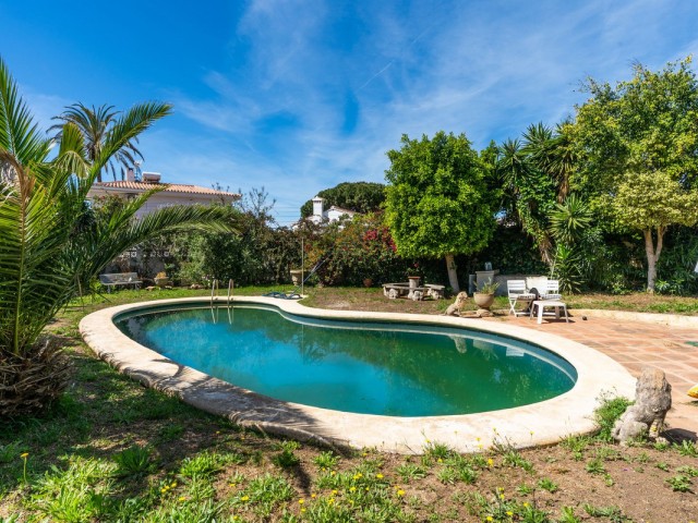 Villa avec 4 Chambres  à Marbesa
