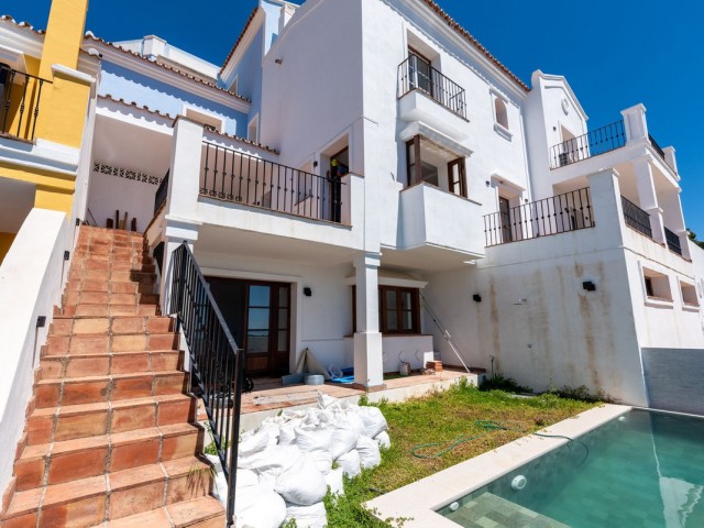 4 Bedrooms Townhouse in Benahavís