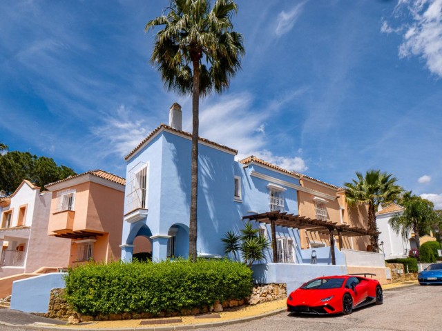 2 Bedrooms Townhouse in Nueva Andalucía