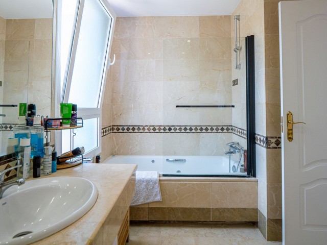 2 Bedrooms Townhouse in Nueva Andalucía