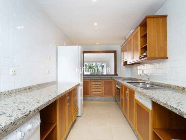 3 Bedrooms Apartment in Nueva Andalucía