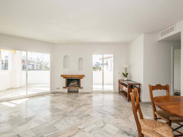 Apartamento con 2 Dormitorios  en Elviria