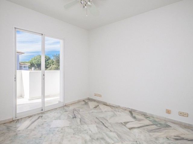 Apartamento con 2 Dormitorios  en Elviria