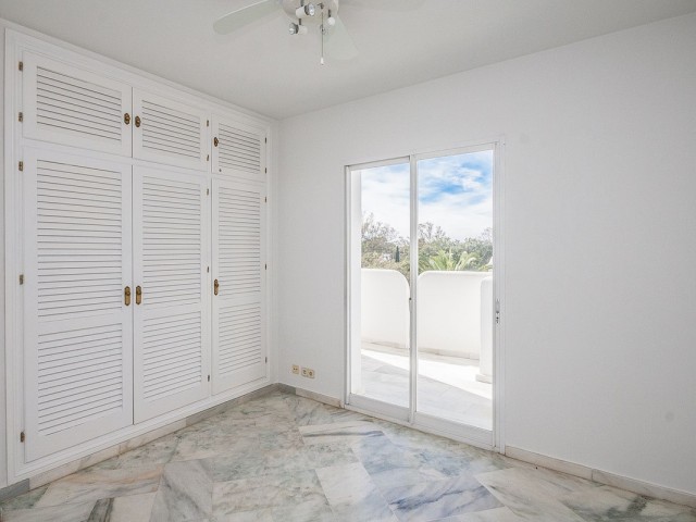 Apartamento con 2 Dormitorios  en Elviria
